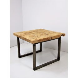 Stolik z kawałków drewna tekowego na metalowej podstawie 60 x 60 cm